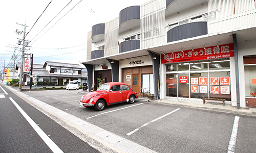共同駐車場18台。車で来やすい
